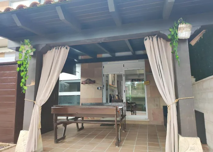 Chalet Bajo Con Jardin, Patio, Cenador Y Barbacoa.